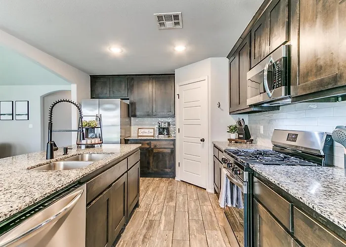 Where Comfort Meets Convenience In Crystal Creek Holiday home *