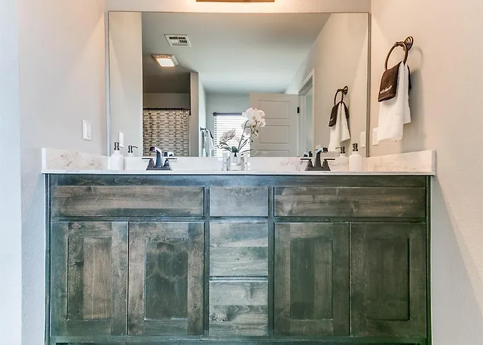 Holiday home Where Comfort Meets Convenience In Crystal Creek *