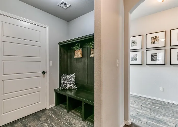 Where Comfort Meets Convenience In Crystal Creek Holiday home